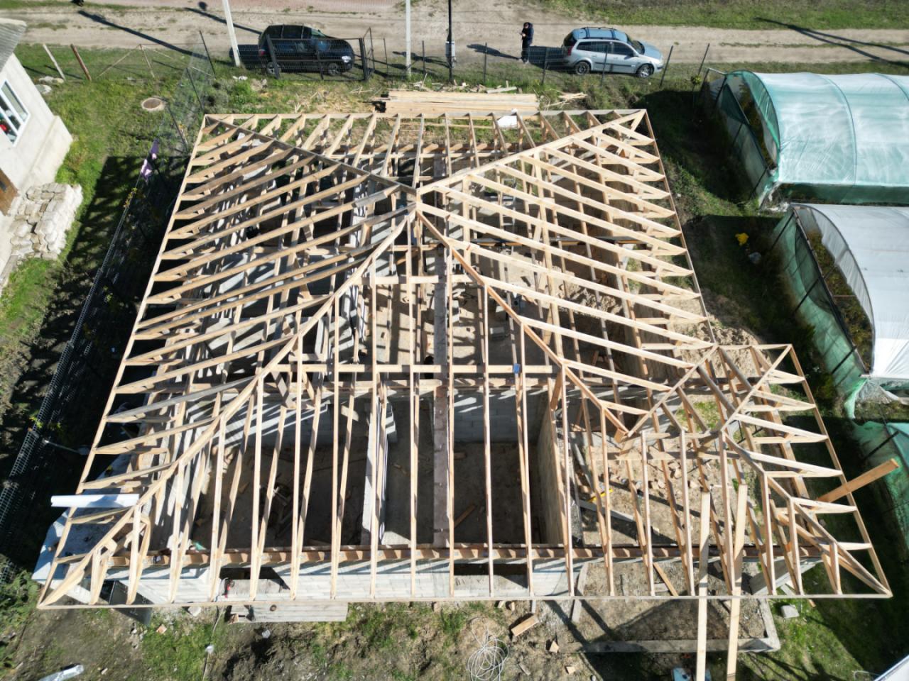 Acoperiș metalic pentru casă cu țiglă metalică