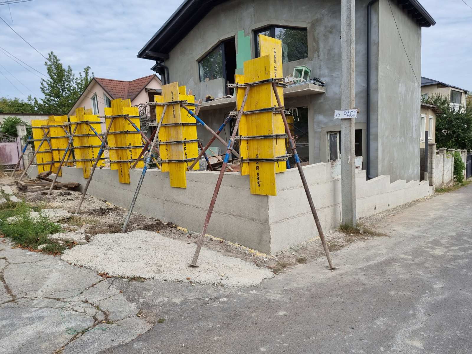 Gard metalic modern pentru casă – proiect iConstruct