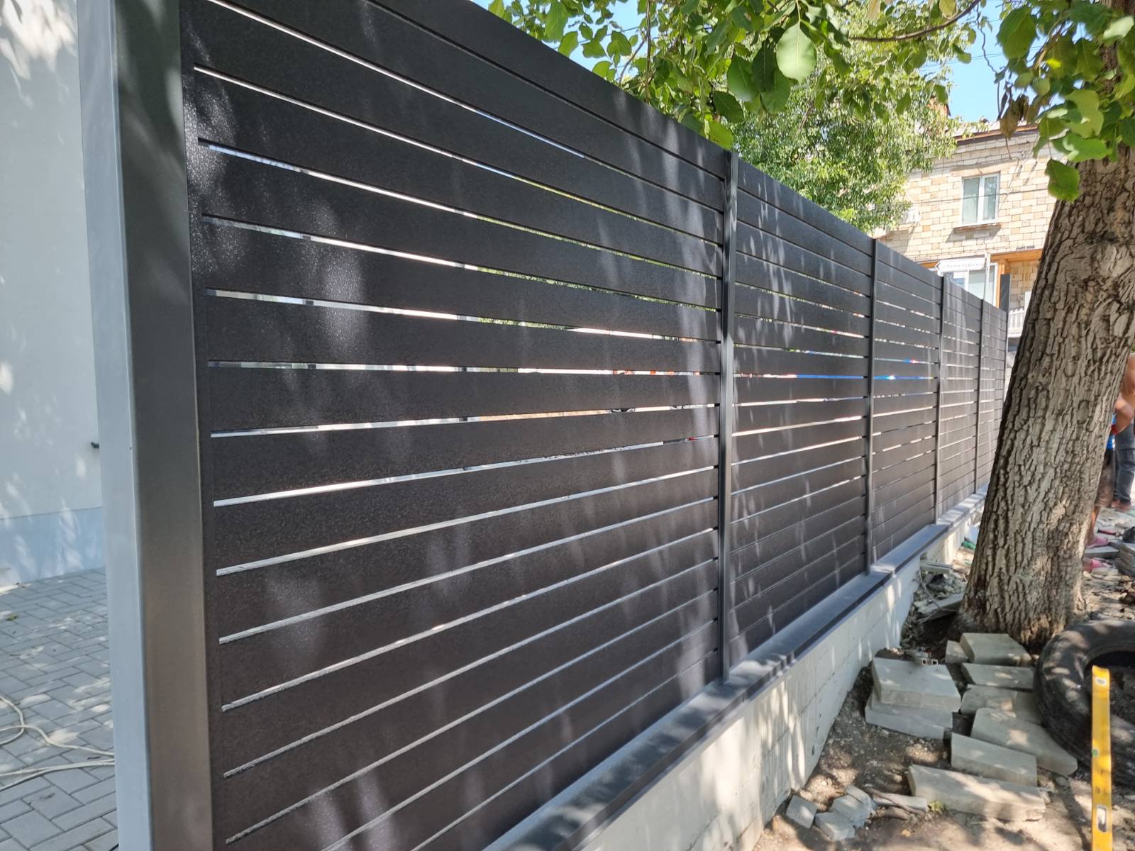 Gard metalic tip jaluzele